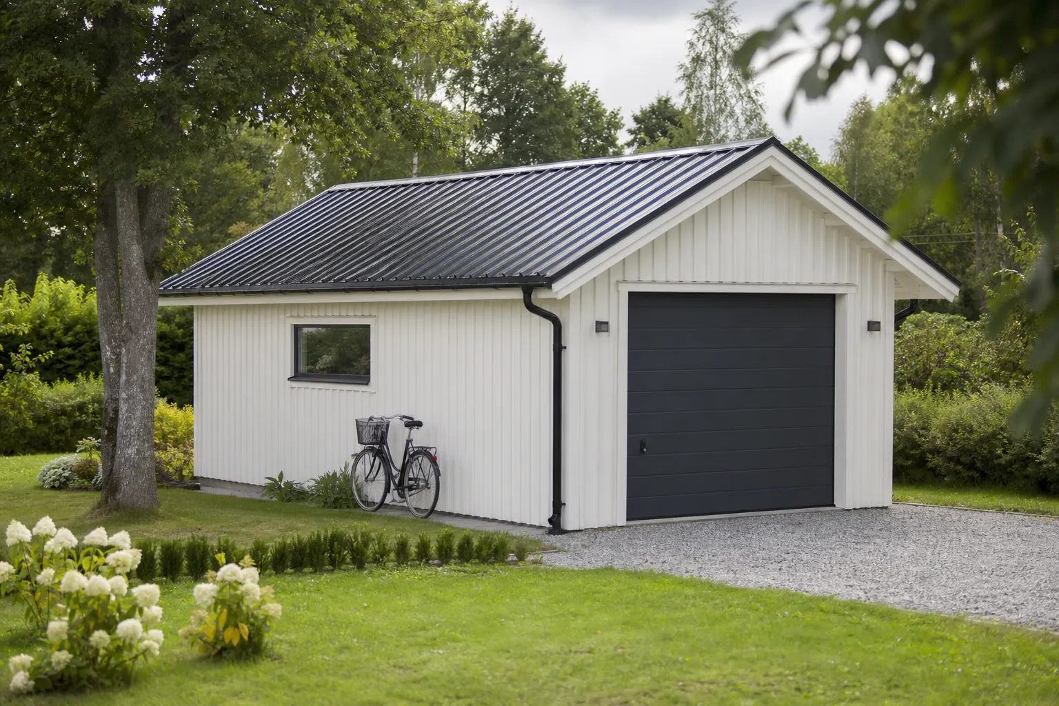Enkel takplåt i trapetsprofil på ett fristående garage